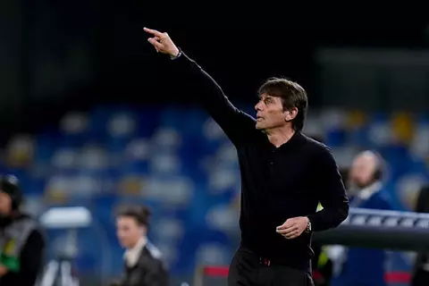 تقارير: كونتي يقرر البقاء في نابولي